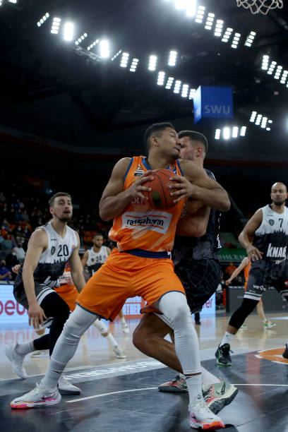 保持密切联 保持密切联